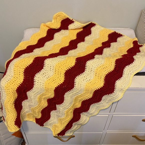Hand knitted blanket - Picture 2 of 4
